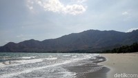 Selain karena aksesnya relatif terjangkau, pemandangan di sini pun memukau. Tak heran jika pantai ini sangat ramai dikunjungi setiap akhir pekan. (Foto: Faruk Nickyrawi/detikcom)