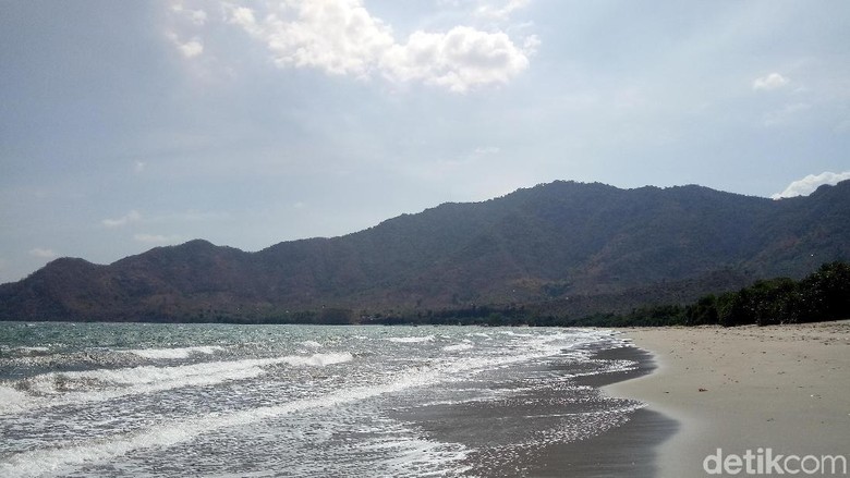 Pantai Ria di Dompu. (Foto: Faruk Nickyrawi/detikcom) Pantai Ria di Dompu. (Foto: Faruk Nickyrawi/detikcom)