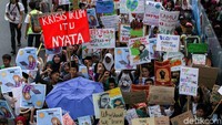Aktivis lingkungan dari berbagai elemen tersebut melakukan long march dari Taman Cut Meutia hingga ke depan Istana.