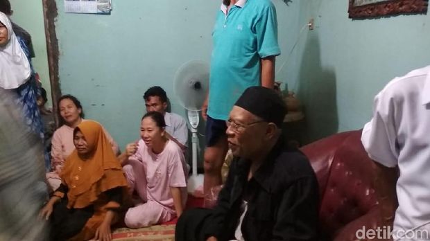 Mbah Pani menerima tamu usai tapa pendhem