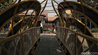 Jembatan yang dibangun menyerupai kerang hijau itu memiliki panjang 10 meter dengan lebar mencapai 2 meter.