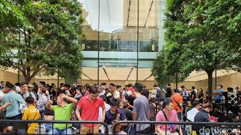 Untuk bisa bertahan hidup, para pengantre ini membawa bermacam perbekalan. Foto: Adi Fida Rahman/detikINET