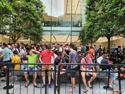 Bertahan Semalaman, Fanboy Apple Akhirnya Gaet iPhone 11 Idaman