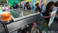 Massa aksi terdiri dari berbagai kalangan mulai dari anak-anak, remaja hingga orang desawa.
