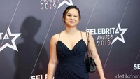 Shafa memilih tampil dengan dress hitam. Pool/Noel/detikFoto.
