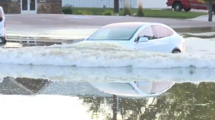 Tesla Model X menerobos banjir
