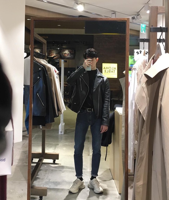 Tidak hanya daya tarik wajah, Choi Woojin juga dinilai stylish. Seperti penampilannya ini yang mengenakan jaket kulit dan celana jeans.  Foto: dok. Instagram @___jtonic
