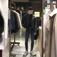 Tidak hanya daya tarik wajah, Choi Woojin juga dinilai stylish. Seperti penampilannya ini yang mengenakan jaket kulit dan celana jeans.  Foto: dok. Instagram @___jtonic
