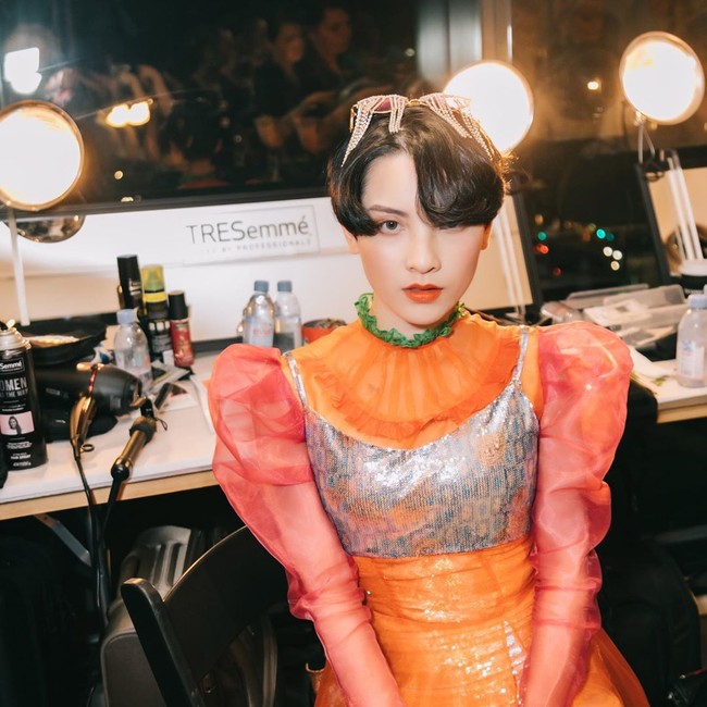 Seseorang model bernama Trần Hồng Xuân punya wajah yang dianggap mirip dengan member BTS. Tak hanya satu namun dua member sekaligus. Yang membuat orang semakin terkejut adalah karena Trần berbeda jenis kelamin dengan mereka. Foto: Instagram @morr_tran