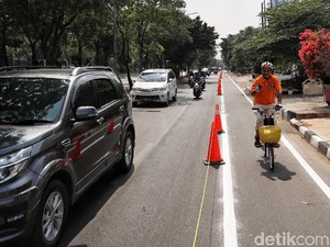 Pengamat Nilai Sterilisasi Jalur Sepeda DKI Dimulai dari Trotoar yang Steril
