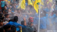 Unjuk rasa tak berjalan tertib. Sempat ada cekcok dengan aparat kepolisian lantaran beberapa orang dari massa aksi PB PMII menaiki tembok yang terdapat tulisan Komisi Pemberantasan Korupsi.