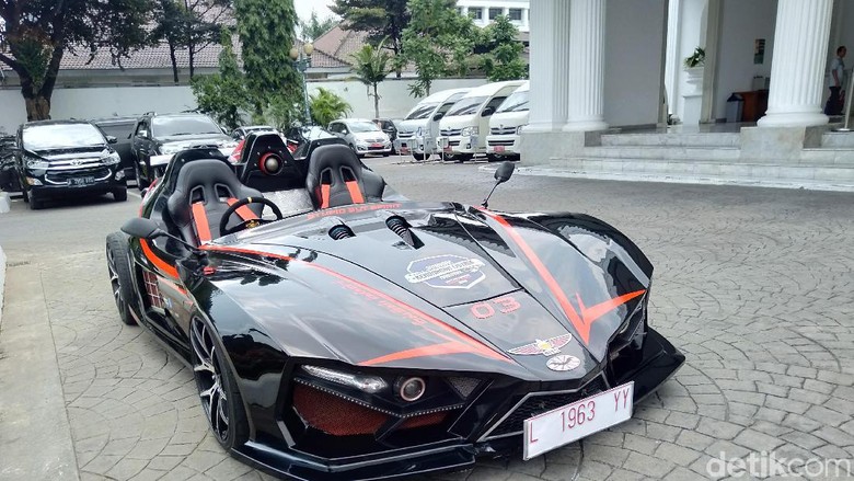 Mobil Listrik Lowo Ireng ITS Mejeng di Balai Kota Jakarta Mobil Listrik Lowo Ireng ITS Mejeng di Balai Kota Jakarta