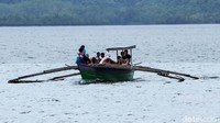 Warga menggunakan perahu motor untuk berpindah dari satu pulau ke pulau lainnya di Pulau Simeulue, Aceh.