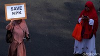 Beberapa poster yang dibawa massa menyatakan menolak pelemahan terhadap KPK.