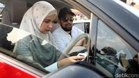 Shireen Sungkar dan Teuku Wisnu mencoba menjajal menaiki salah satu mobil listrik.