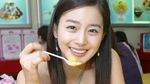 Pesona Manis Istri Rain, Kim Tae-hee Saat Kulineran