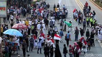 Sejumlah massa ada yang bergerak ke arah Jalan Gerbang Pemuda karena mobil komando yang akan dipakai untuk orasi sempat terkena pengalihan arus.
