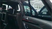 Staf Khusus Presiden Diaz Hendropriyono pun turut hadir dan membocorkan jeroan SUV Esemka Garuda 1 itu. Foto: Screenshot Instagram Hendropriyono