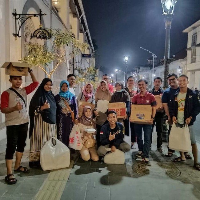 Keren! Aksi 5 Dermawan Ini Saat Memberi Makan Orang Miskin