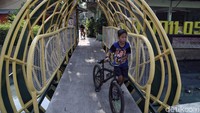 Jembatan ini banyak dimanfaatkan warga untuk menyeberang dari RW 05 Kelurahan Tugu Selatan ke RW 01 Kelurahan Rawa Badak Selatan, maupun sebaliknya.