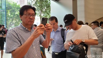 iPhone 11 yang punya dua kamera pun turut dijajal. Foto: Adi Fida Rahman/detikINET