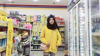 Wah, belanja ke minimarket saja, gaya Fatimah stylish banget. Temanya serba kuning! Foto: Instagram fatimahhalilintar