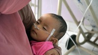 Bayi berusia delapan bulan bernama Darisa Tibyan menghirup oksigen dari tabung melalui selang saat mendapat perawatan di RSUD Petala Bumi, Kota Pekanbaru, Riau, Kamis (19/9/2019). ANTARA FOTO/FB Anggoro.