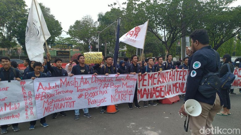 Mahasiswa Geruduk Kantor Bupati Bogor Tuntut Masalah Sampah-Kemacetan Mahasiswa Geruduk Kantor Bupati Bogor Tuntut Masalah Sampah-Kemacetan