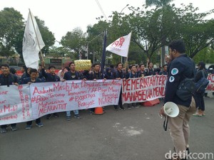 Mahasiswa Geruduk Kantor Bupati Bogor Tuntut Masalah Sampah-Kemacetan