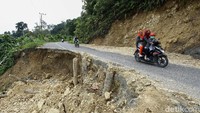 Sejumlah pengendara motor melintasi Jalan PDKS Desa Luanbalu, Kecamatan Teluk Dalam, Simeulue Timur, Aceh, yang rusak akibat longsor yang melanda wilayah tersebut pada bulan Juli 2019 lalu.