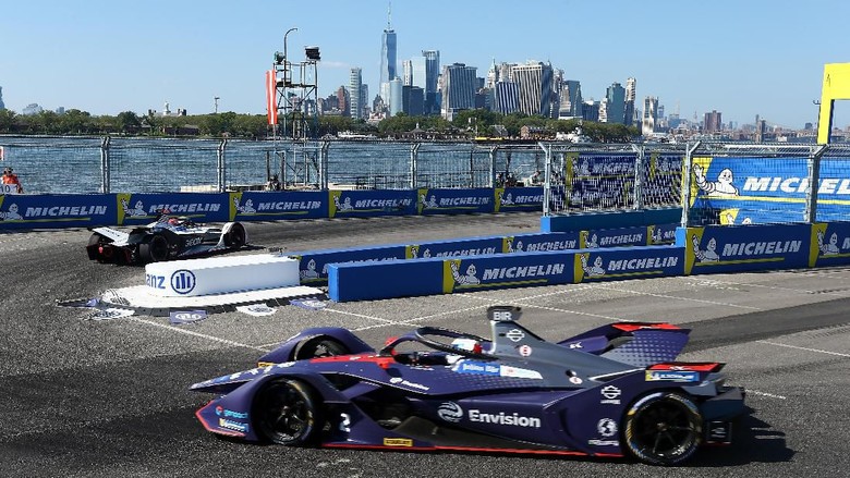 formula e NEW YORK, NEW YORK - JULY 13: The Envision Virgin Racing Team driver Sam Bird competes during the New York E-Prix of Formula E Season 5 on July 13, 2019 in New York, USA. Cybersecurity giant Kaspersky is Official Sponsor of the Envision Virgin Racing team for the second consecutive year. Both grounded in technological innovation, Kaspersky and Envision Virgin Racing share similar vision and passion in bringing innovation to customers around the world, raising the awareness on this innovative and futuristic all-electric racing series. Mike Stobe/Getty Images for Kaspersky/AFP