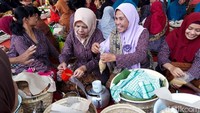 Tradisi ini dilaksanakan setahun sekali, tradisi ini digelar pada mangsa kapat (penanggalan Jawa kuno) pada hari Jumat Pon.