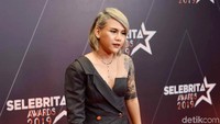 Evelyn memperlihatkan bagian tato yang ada di lengannya itu. Pool/Noel/detikFoto.