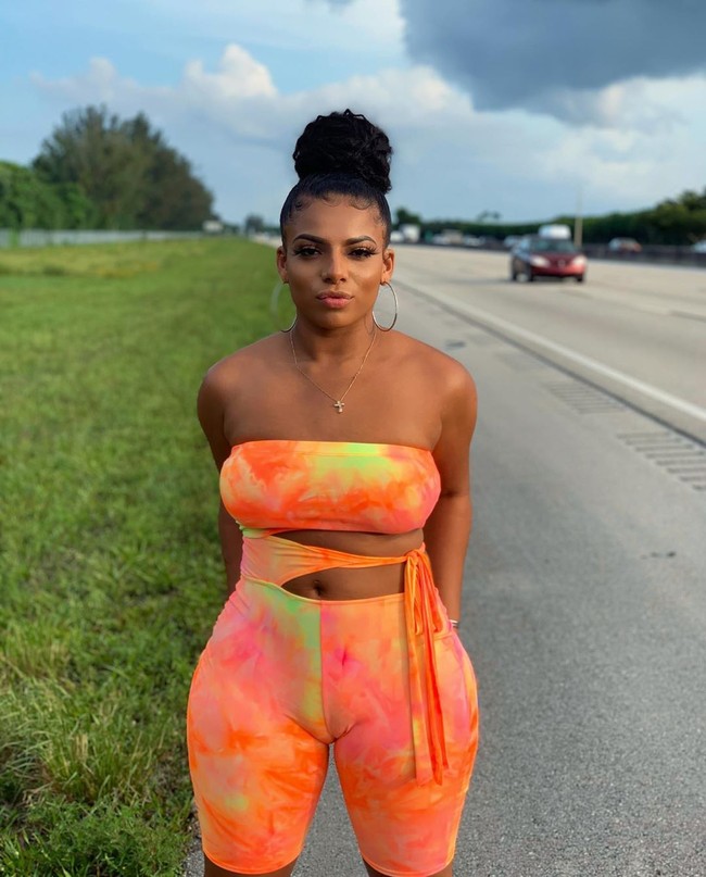 Saya melakukan iklan dan saya menguangkan Youtube serta aplikasi media sosiak saya. Tahun lalu saya menghasilkan $ 50rb (Rp 702 juta), seharusnya lebih baik tahun ini, ujar Mikayla. Foto: Instagram