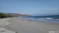 Pantai ini adalah salah satu pantai yang bisa dijadikan alternatif untuk menghilangkan kepenatan usai beraktivitas. (Foto: Faruk Nickyrawi/detikcom)