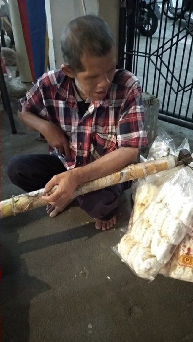 5 Orang Kakek yang Gigih Jual Makanan Meskipun Renta