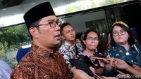 Kedatangan pria yang akrab disapa kang Emil itu untuk membahas mengenai penanganan pencemaran Sungai Cileungsi. Ridwan Kamil memastikan penanganan pencemaran sungai tersebut akan diambil alih Pemprov Jawa Barat.