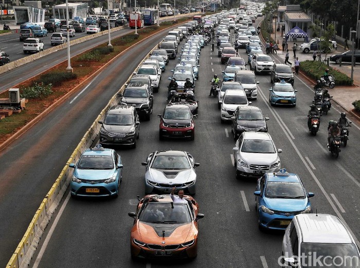Pemprov DKI Jakarta menggelar konvoi mobil listrik dari Gelora Bung Karno ke Monas, Jumat (20/9/2019). Konvoi dipimpin oleh GUbernur DKI Jakarta Anies Baswedan.
