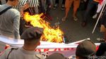 Aksi Bakar Ban Kembali Warnai Demo di KPK