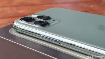 Tombol power masih di sisi kanan. Foto: Adi Fida Rahman/detikINET