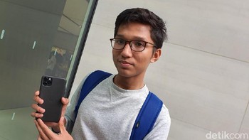 Ini adalah pembeli pertama iPhone 11 pre order. Dia langsung memamerkan iPhone anyar tersebut. Foto: Adi Fida Rahman/detikINET