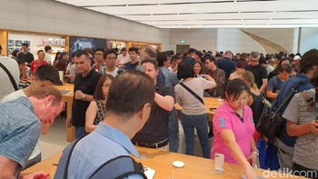 Tua muda semua menjajal ponsel baru Apple. Foto: Adi Fida Rahman/detikINET