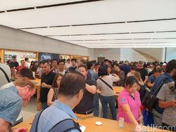 Ratusan Orang Serbu Apple Orchard Jajal iPhone 11