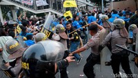 Sejumlah petugas kepolisian mengamankan para peserta aksi demo yang berujung ricuh di depan gedung KPK, Jakarta.