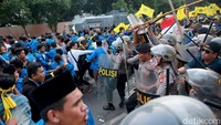 Pihak kepolisian pun dikerahkan untuk menertibkan aksi demo berujung ricuh di depan gedung KPK tersebut.
