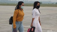 Para penumpang pesawat harus memakai masker saat turun di bandara tersebut.