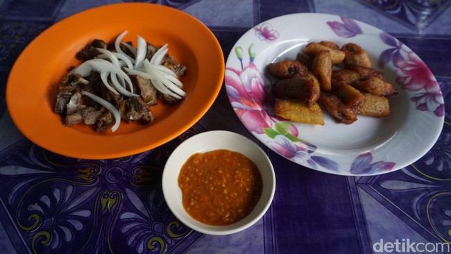 Sensasi Unik Makan Sate Domba Afrika Pakai Pisang Goreng