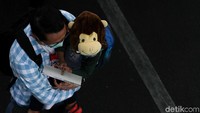 Seorang peserta aksi tampak menggengong boneka orang utan karena habitatnya telah musnah akibat karhutla.