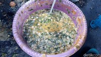 Telur dadar keriting seharga Rp 3.000 dibuat dari telur segar, daun bawang yang diiris halus dengan garam dan merica saja. Diaduk hingga tercampur rata. Foto: Pradito Rida Pertana/detikcom.