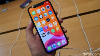 7. Dari ponsel satu jutaan langsung melonjak ke iPhone 11 Pro Max, ponsel flagship wahid dengan harga belasan juta. Apple berhasil mengapalkan 7,7 juta unit ponsel ini pada sepanjang tahun 2020. Foto: Adi Fida Rahman/detikINET